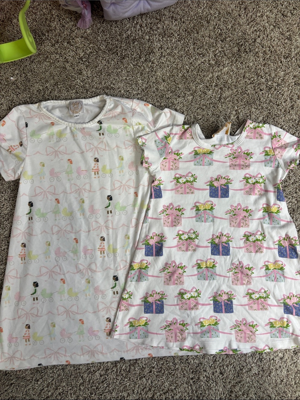 Girls' White and Pink Gift-Print Short Sleeve Pajama Set